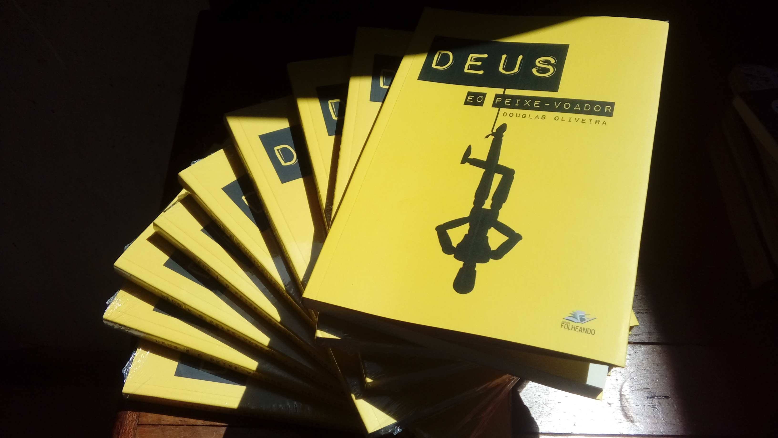 douglas folheando - Nos contos do livro Deus e o peixe-voador, de Douglas Oliveira, o imaginário religioso funciona como uma tela projetiva e provocativa