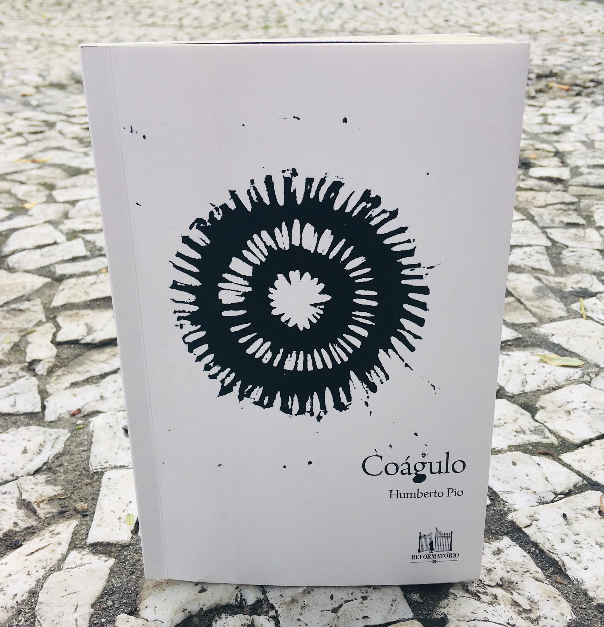 HUMBERTOPIO - Livro de poemas Coágulo cria certos abismos no sentido (póetico) na malha Semântica da língua