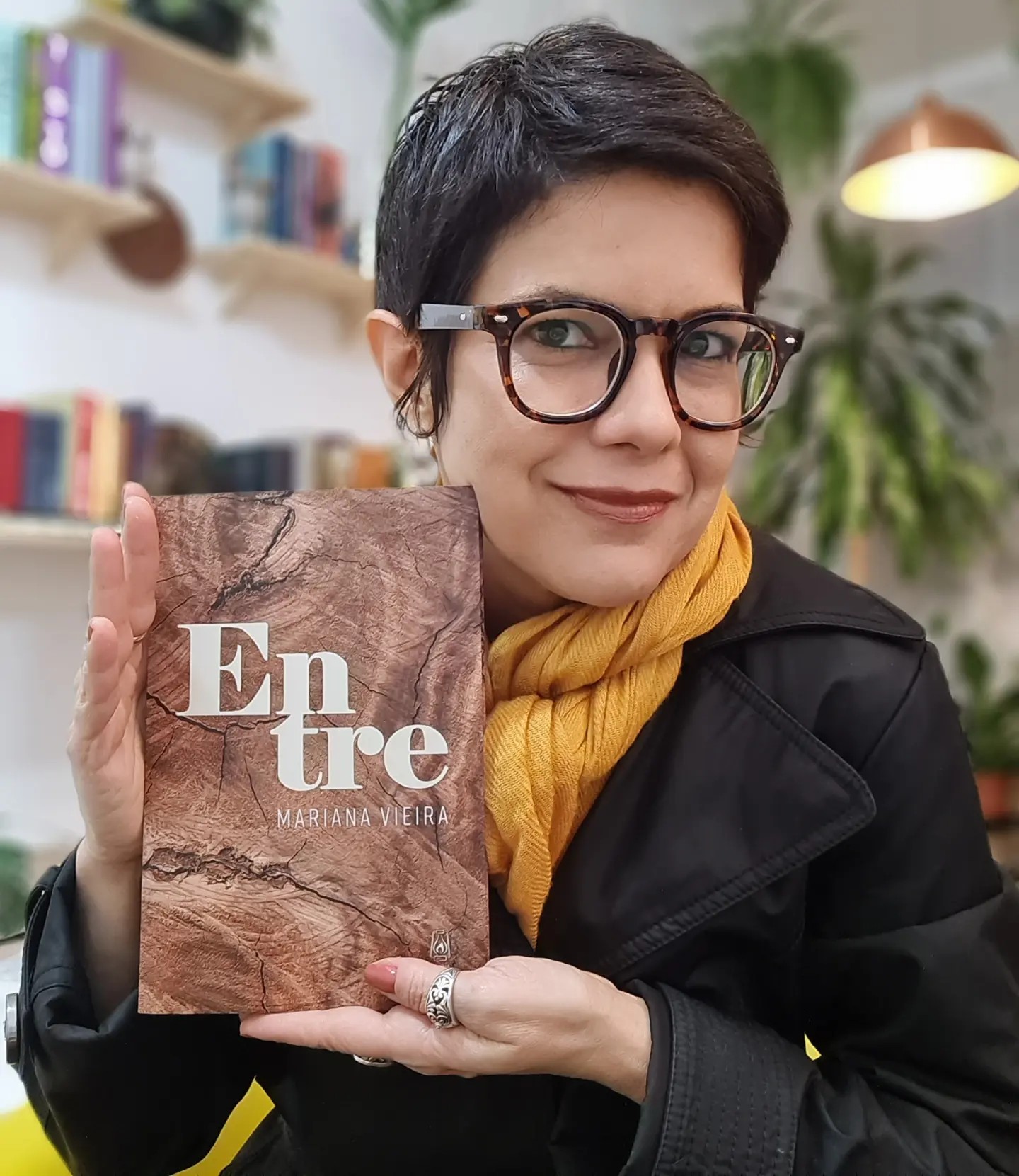 Mariana Vieira - Livro de poemas 'Entre' faz do amor uma canção eterna de re-começos | Fernando Andrade